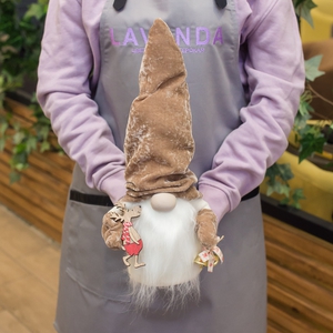 Коричневый гном с оленем