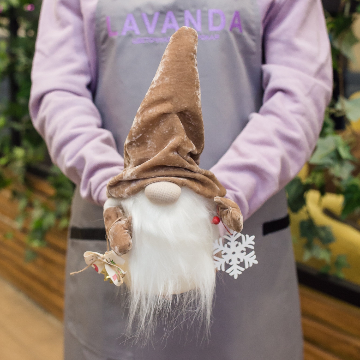 Коричневый гном со снежинкой