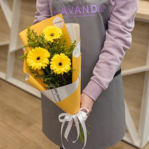 Желтый букетик гербер и солидаго