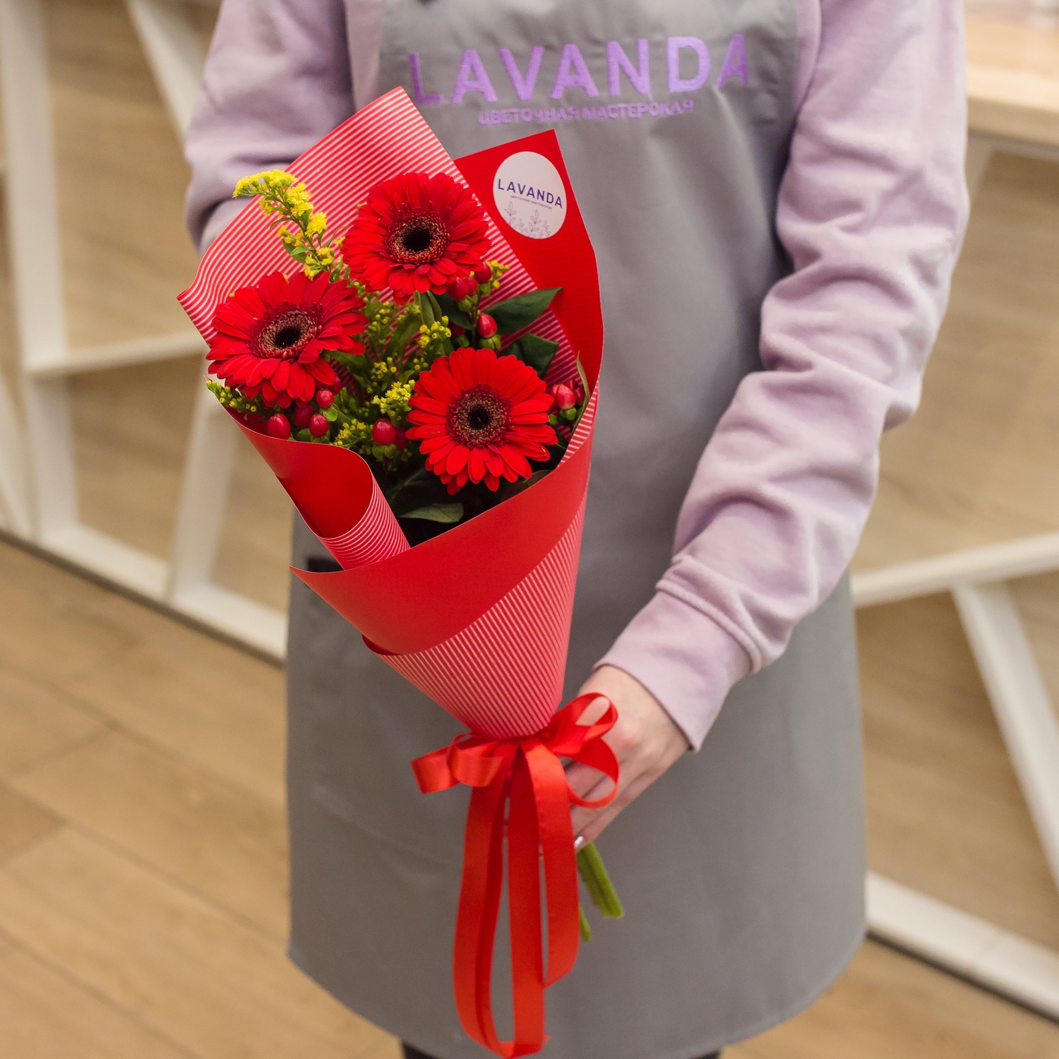 Красный букетик гербер и гиперикума