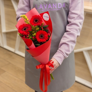 Красный букетик гербер и гиперикума