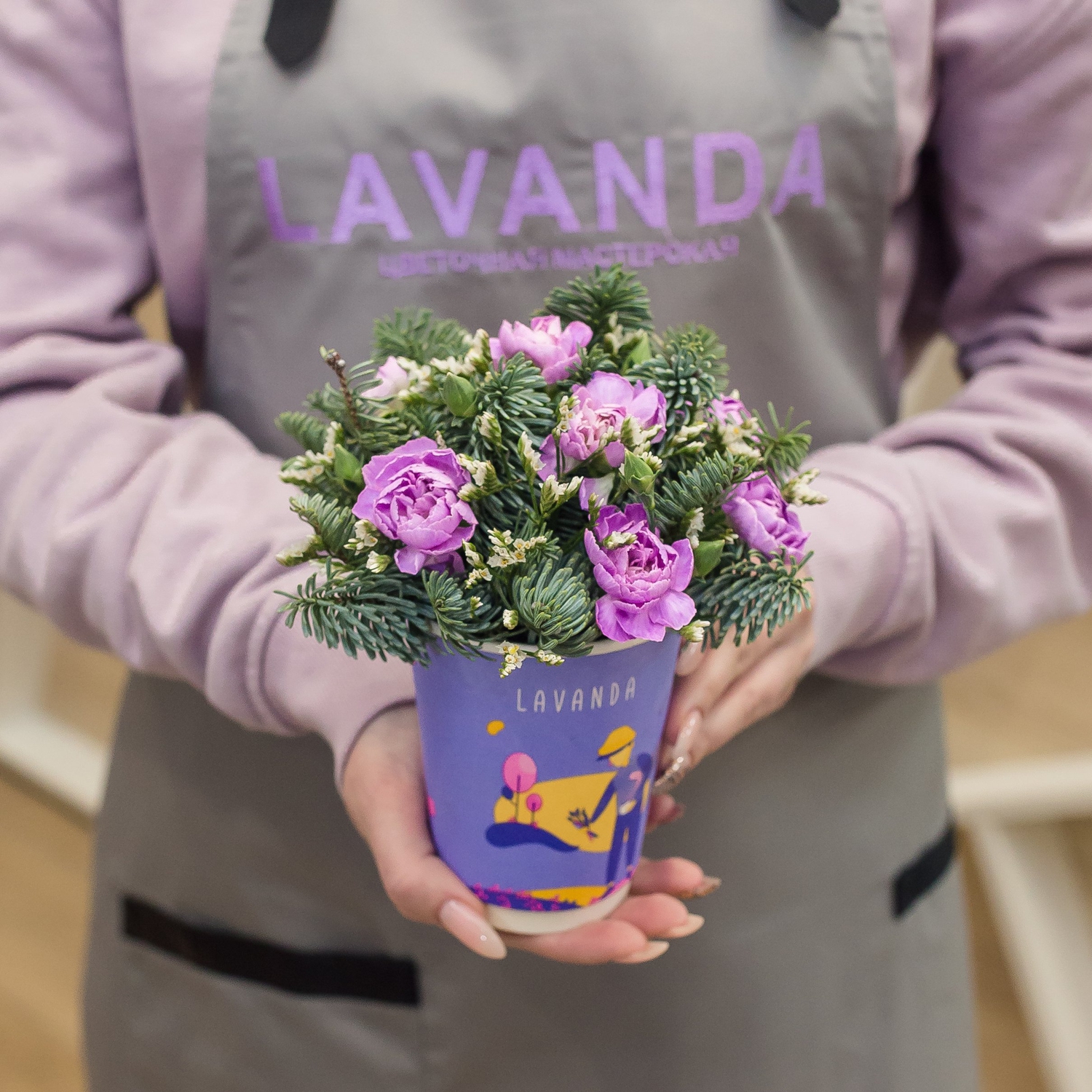 Композиция в стаканчике с нобилисом и лунными диантусами