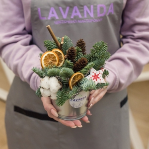 Новогодняя композиция с хлопком, шишками и апельсинами