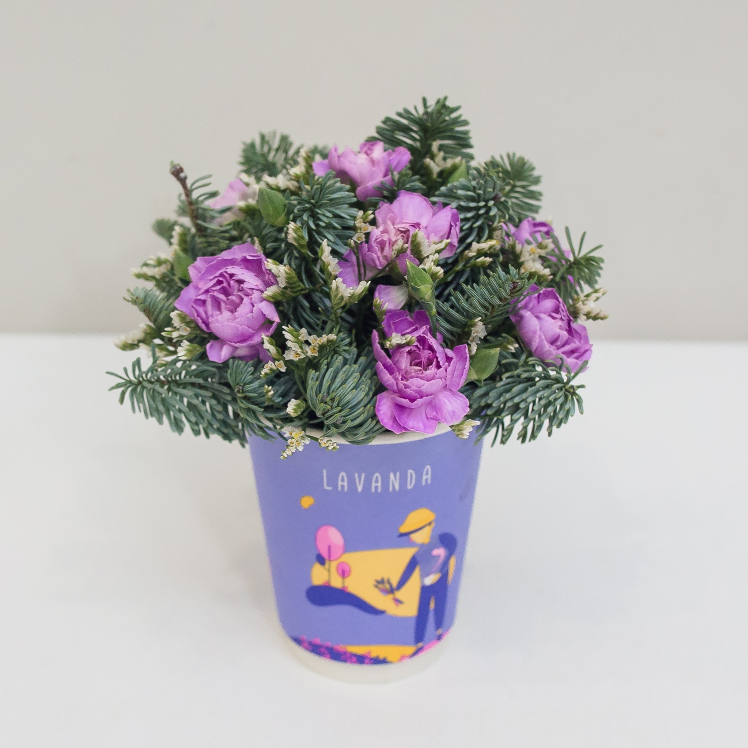 Композиция в стаканчике с нобилисом и лунными диантусами