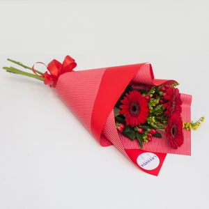 Красный букетик гербер и гиперикума