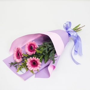 Лиловый букетик гербер и солидаго