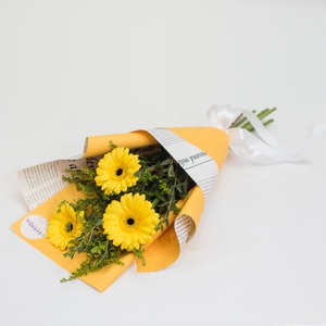 Желтый букетик гербер и солидаго