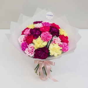 Яркие диантусы в нежном оформлении