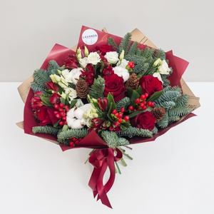 Зимний букет красных роз с хлопком и нобилисом
