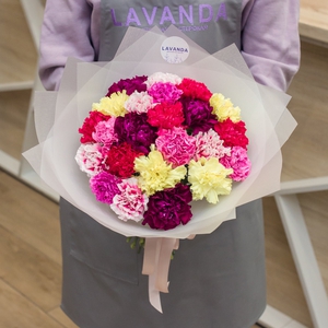 Яркие диантусы в нежном оформлении