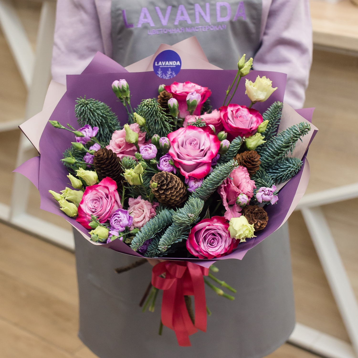 Зимний букет с фиолетовыми цветами эустом, роз, диантусов