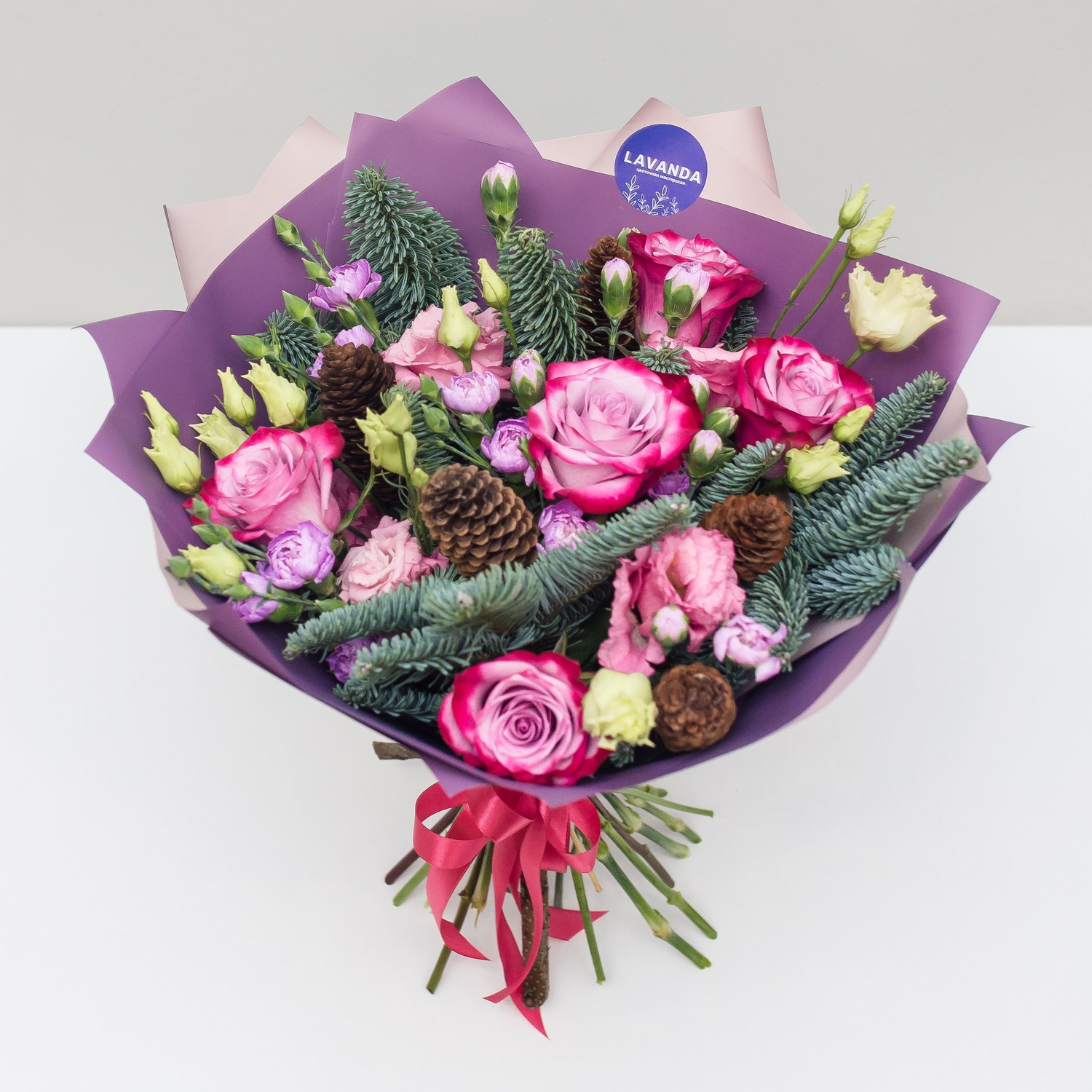 Зимний букет с фиолетовыми цветами эустом, роз, диантусов