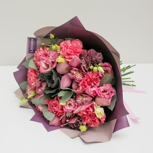 Букет розовых орхидей, эустом и диантусов с брасикой