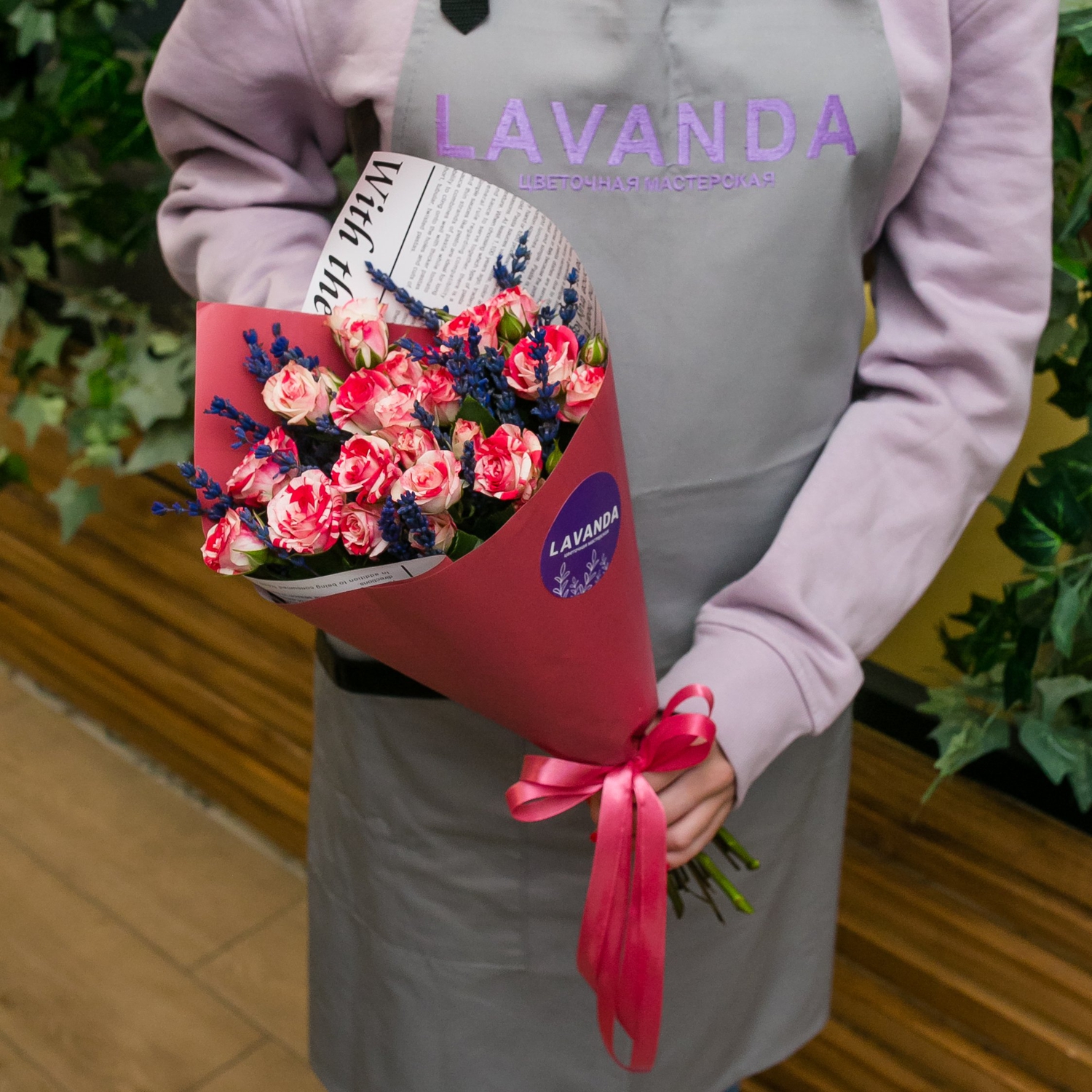 Букет кустовых роз с лавандой