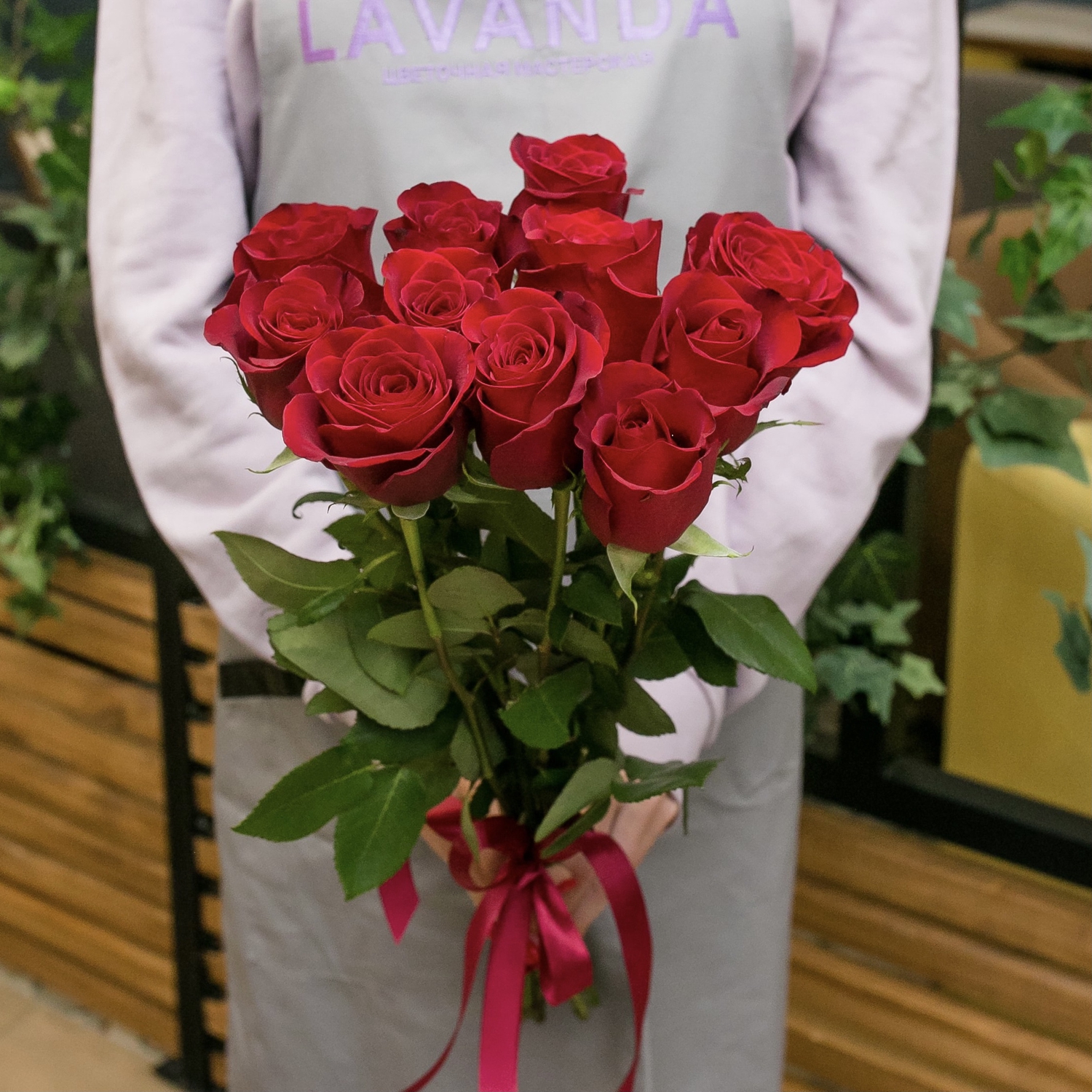 11 красных роз 50 см.