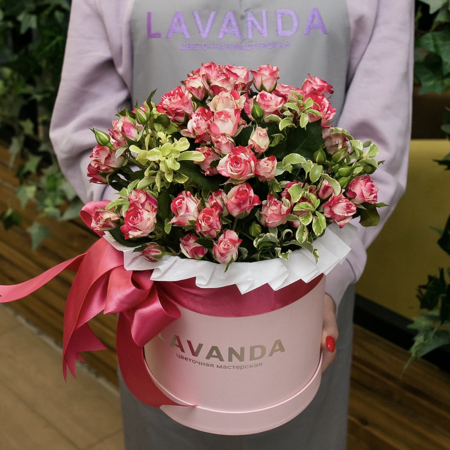 Розовая коробочка кустовых роз