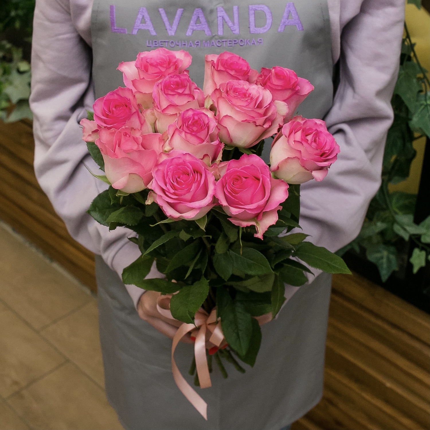 11 розовых роз 50 см.