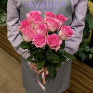 11 розовых роз 50 см.